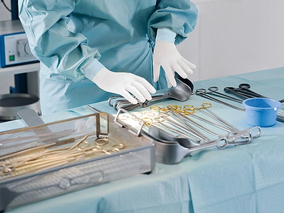 Kierownik sali operacyjnej przygotowuje narzędzia chirurgiczne