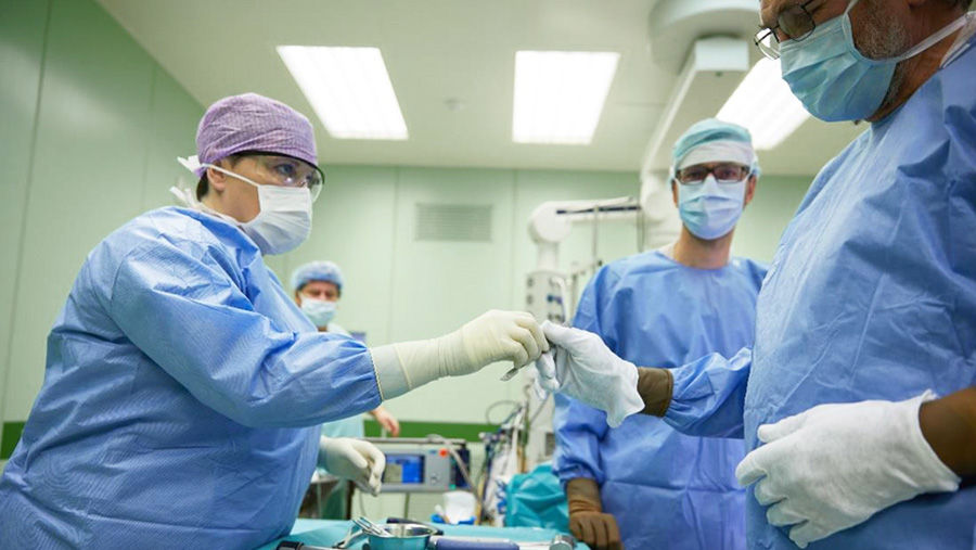 Lekarze Szpitala w Šumperk wykonują operacje przy użyciu nowych narzędzi chirurgicznych