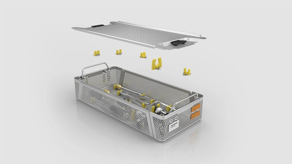 Otwarty metalowy pojemnik do sterylizacji z siatkową konstrukcją i odłączaną pokrywą, zawierający żółte plastikowe klipsy oraz narzędzia chirurgiczne; dodatkowe klipsy pokazane powyżej w celu zaprezentowania opcji ich montażu, umożliwiających bezpieczną organizację instrumentów medycznych.
