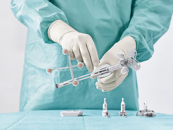 Chirurg używający narzędzia uniwersalnego OrthPilot® Elite