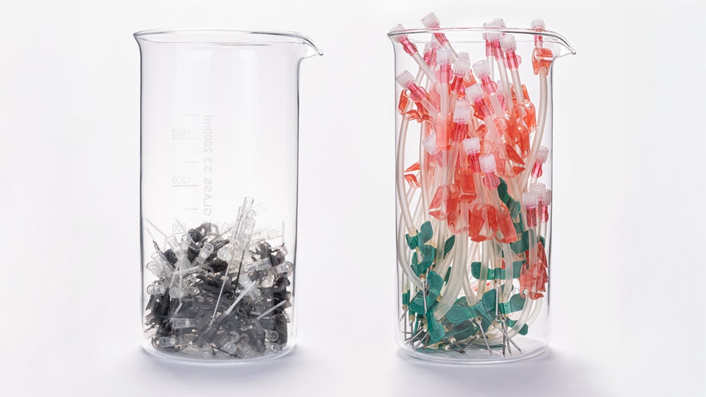 pojemnik z igłami Diacan Flex i z igłami konwencjonalnymi, stojące obok siebie