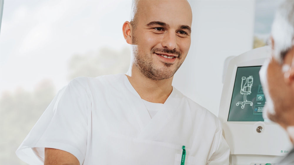 pielęgniarka rozmawiająca z pacjentem podczas podłączania omni