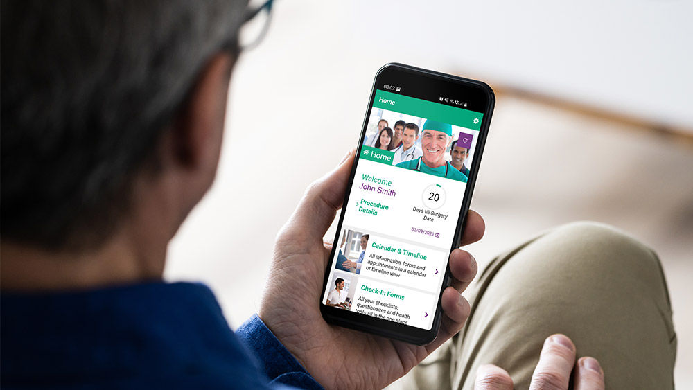 Mężczyzna patrzy na swoje urządzenie mobilne z aplikacją ForPatientApp