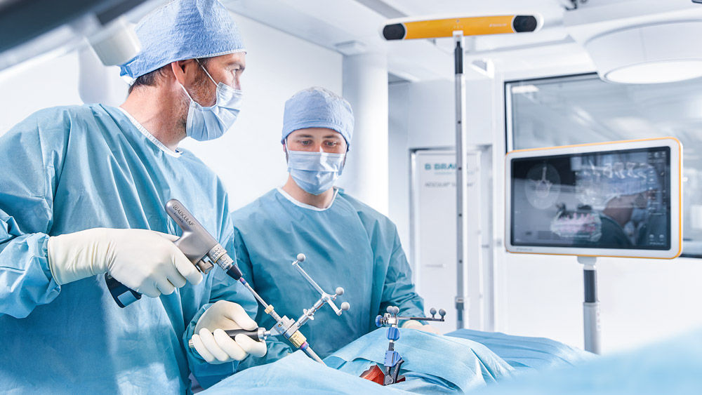 Chirurdzy na sali operacyjnej z nawigacją kręgosłupa