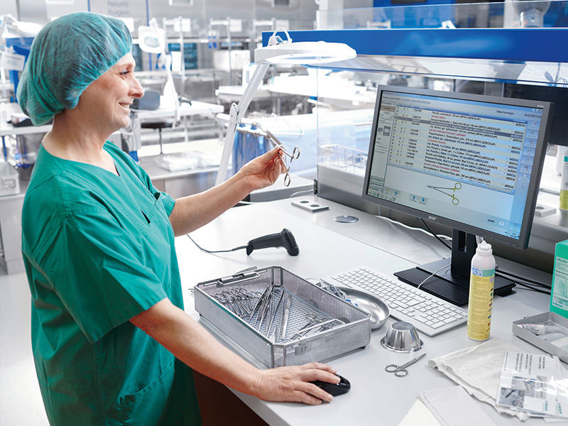 Kobieta pracująca w centralnej sterylizatorni z systemem zarządzania instrumentami instacount®