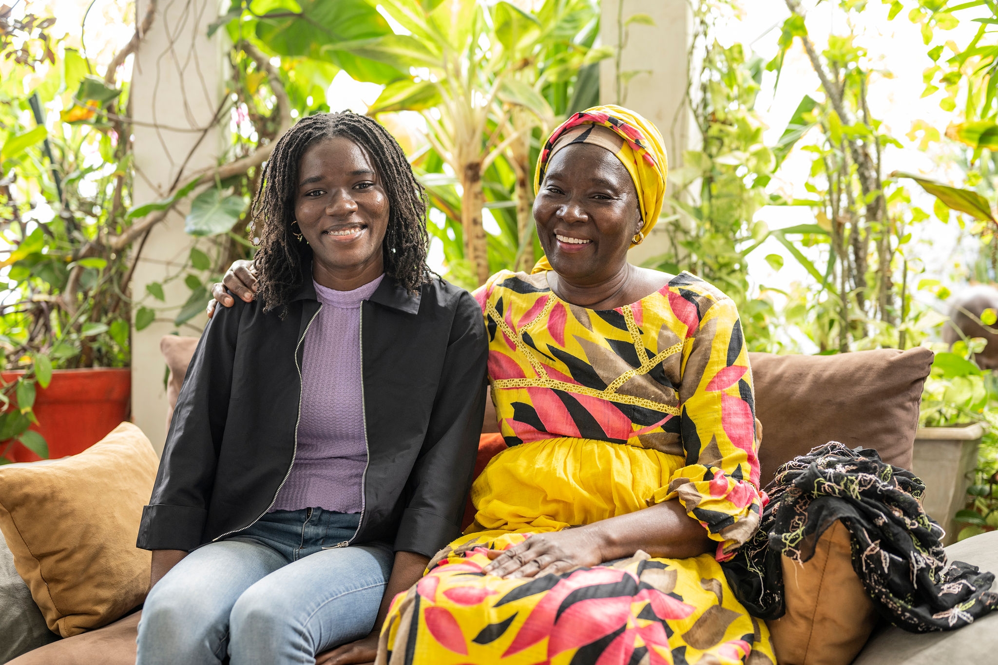 Medyczny wynalazek Studentin Mame Fatou Sylberia Diack mit ihrer Mutter w ihrem Zuhause w Dakarze w Senegalu.