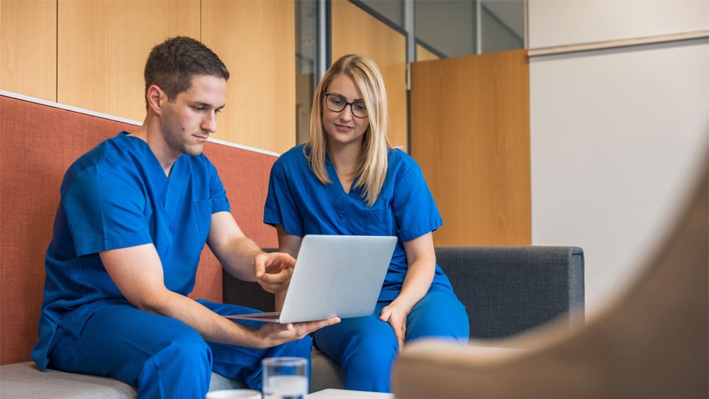 Dwóch pracowników służby zdrowia uczestniczących w spotkaniu online poświęconemu zakażeniom owrzodzeń stopy cukrzycowej