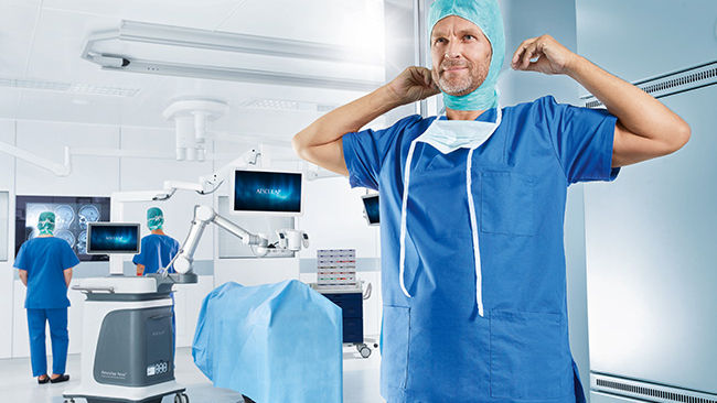 Chirurdzy stojący wysoko dzięki ulepszonej ergonomii