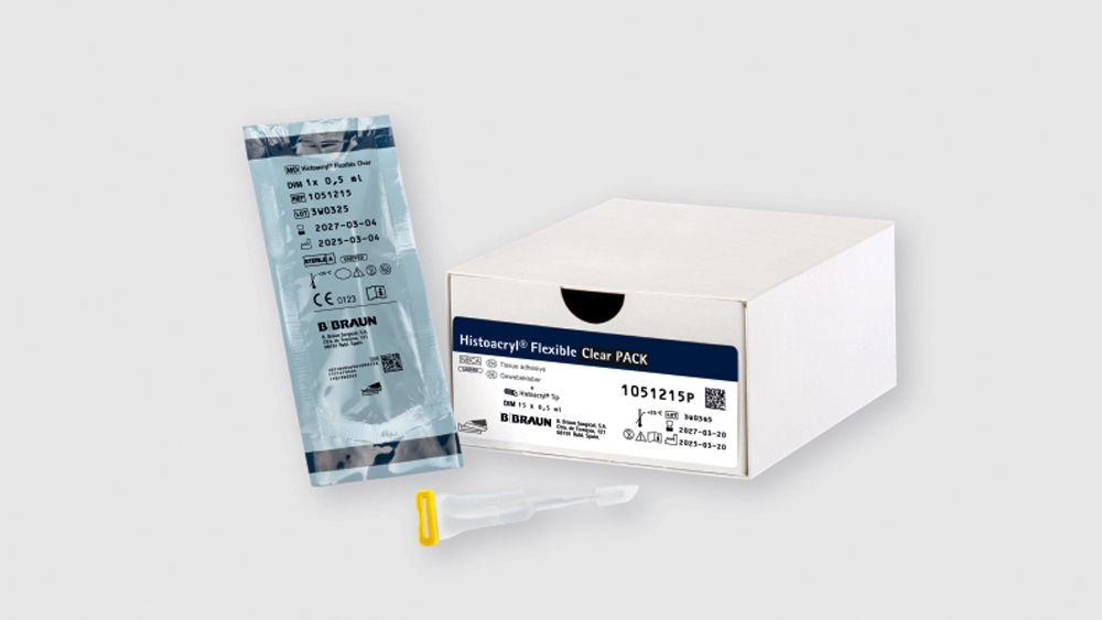 Zdjęcie produktu przedstawiające B. Braun Histacryl Flexible Clear Pack. Opakowanie Histoacryl® Flexible na neutralnym tle wraz z jałowym, szczelnie zamkniętym pakietem zawierającym fiolkę oraz przezroczysty aplikator z żółtą nasadką.