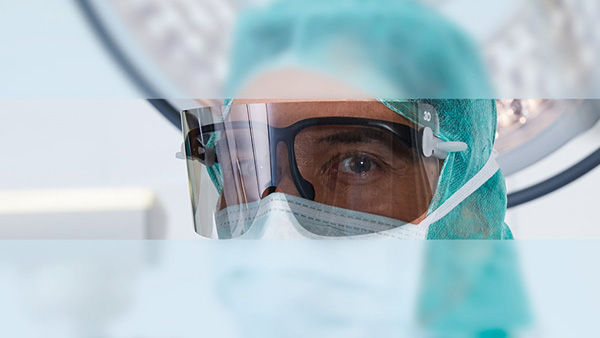 Chirurg na sali operacyjnej nosi okulary 3D z funkcją zapobiegania zaparowywaniu