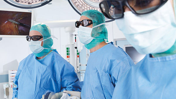 Chirurgowie na sali operacyjnej z systemem kamery 3D EinsteinVision®