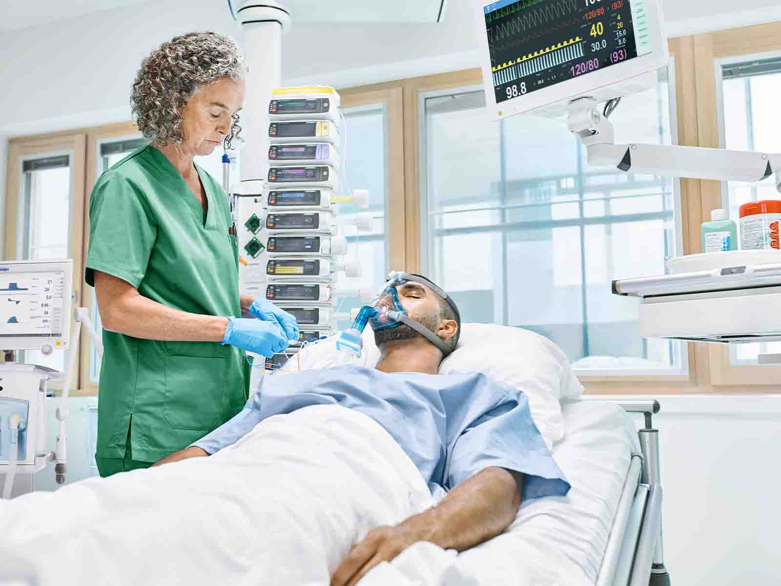 Pacjent z sepsą leczony na oddziale intensywnej terapii, monitorowany z wykorzystaniem nowoczesnej aparatury medycznej i objęty opieką wykwalifikowanego personelu medycznego.