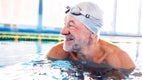 Starszy mężczyzna w basenie: Jestem dumny z tego, że podjąłem ten krok. Pływanie jest tak wspaniałym uczuciem i jest możliwe ze stomią.