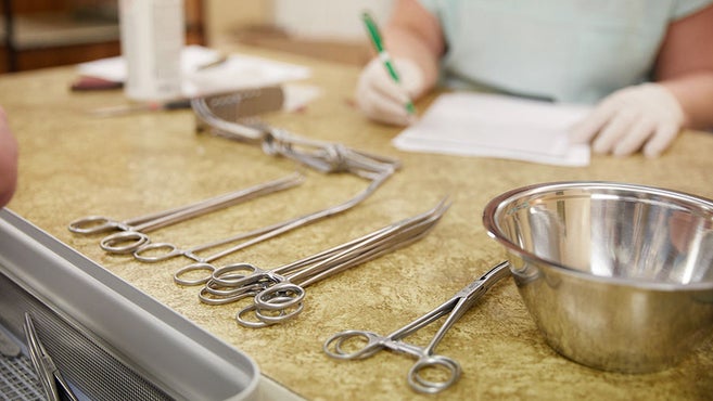 Pracownik centralnej sterylizatorni zarządzający narzędziami chirurgicznymi