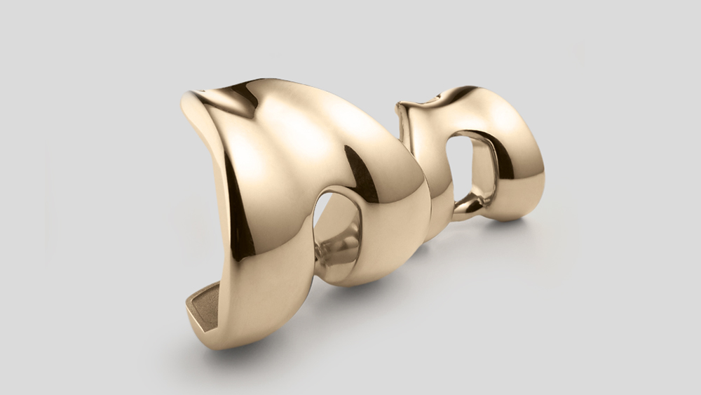 Alt-Text: Dwa komponenty udowe Aesculap do endoprotezy stawu kolanowego.