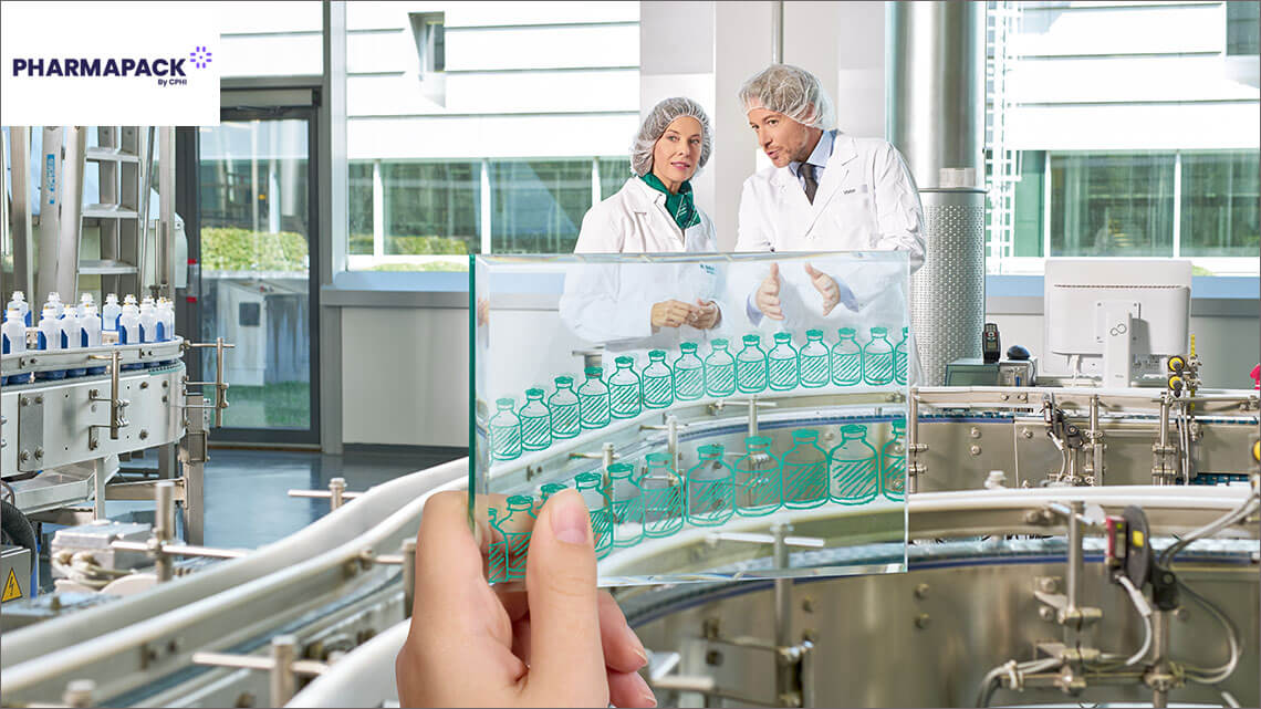 Dwóch pracowników produkcji w białych fartuchach rozmawia ze sobą