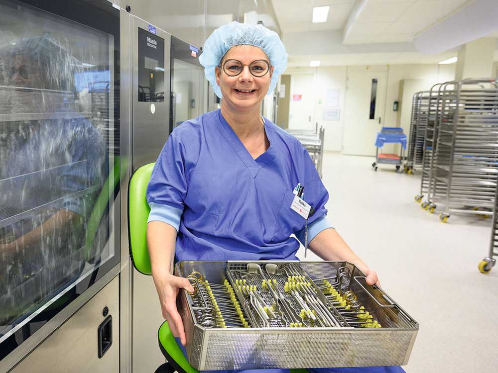 Pielęgniarka trzymająca zestaw narzędzi