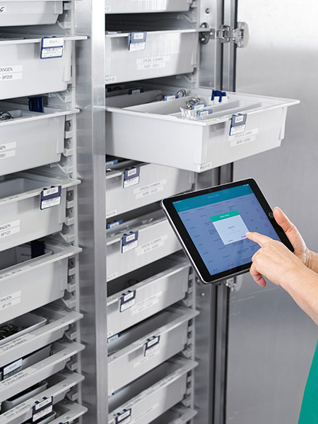 Pracownik centralnej sterylizatorni analizujący zapasy za pomocą tabletu