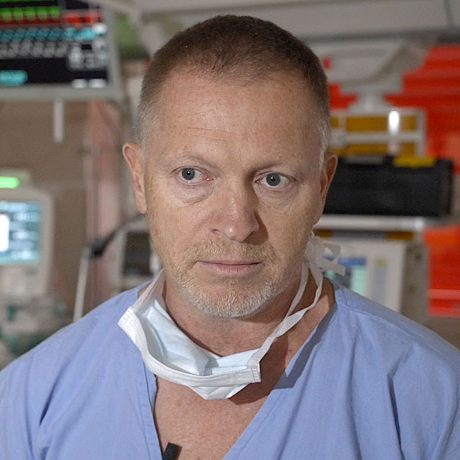 Zamyślony mężczyzna-lekarz​