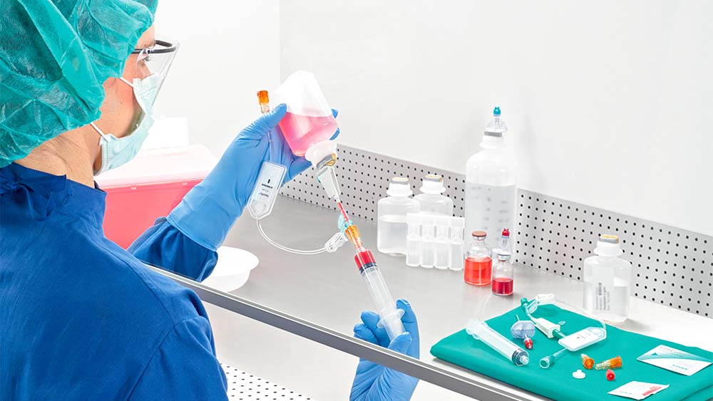 Farmaceutka wyciąga strzykawkę pod przepływem powietrza w blaszce