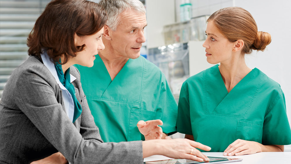 Trzech pracowników służby zdrowia radzi sobie nawzajem