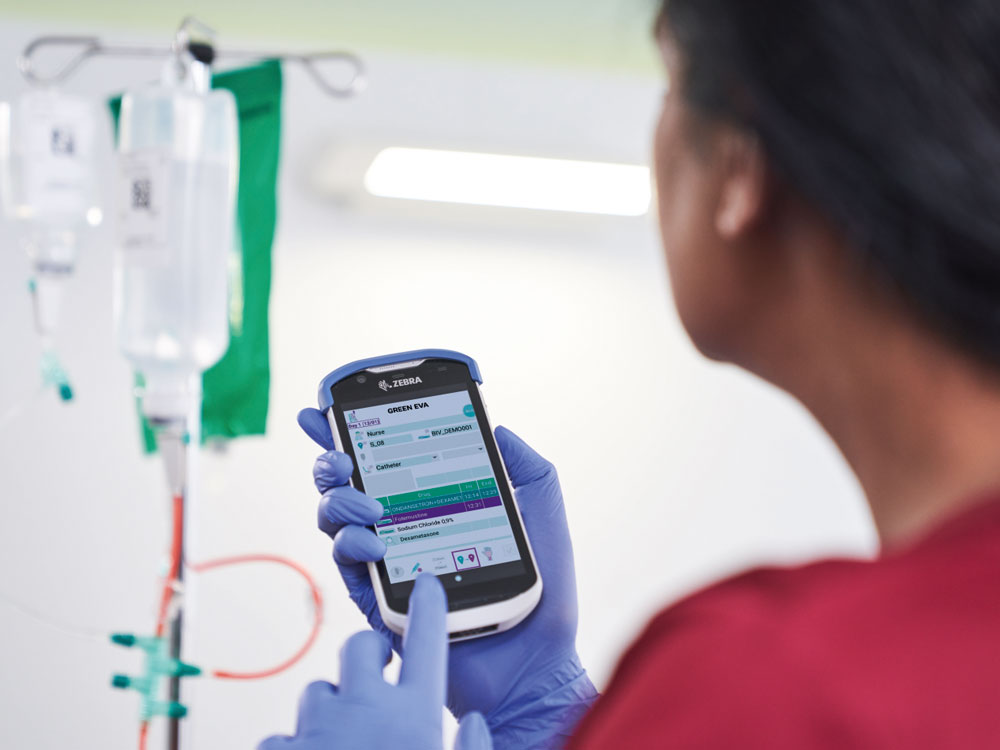 Pielęgniarka onkologiczna korzysta z systemu OncoSafety Remote Control®