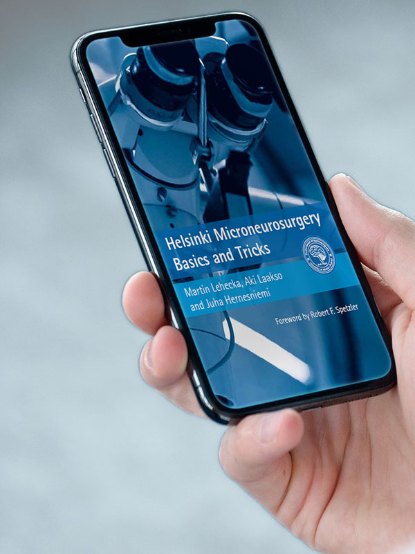 Dłonie trzymające telefon wyświetlający przewodnik Helsinki Microneurosurgery Basics and Tricks