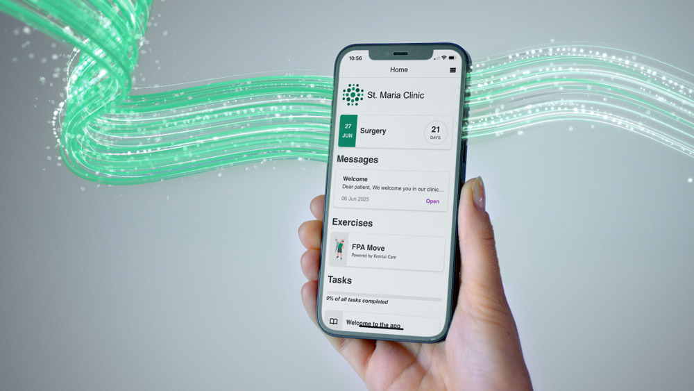 Dłoń trzyma smartfon prezentujący interfejs aplikacji forpatientapp, z widocznym licznikiem czasu do operacji, wiadomościami, zestawem ćwiczeń oraz postępem realizacji zadań. Zielony strumień danych wpływa do smartfona z lewej strony i wypływa z prawej, symbolizując nieprzerwany przepływ informacji.