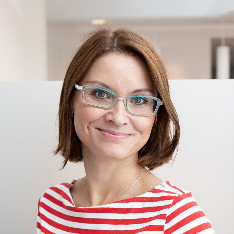 portret kobiety w okularach