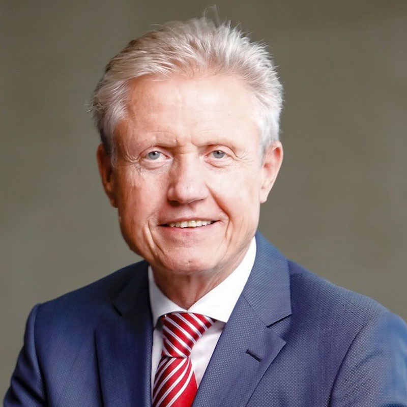 Portret profesora dr René Fortelny w ubraniu służbowym, pewnie patrzący w kamerę
