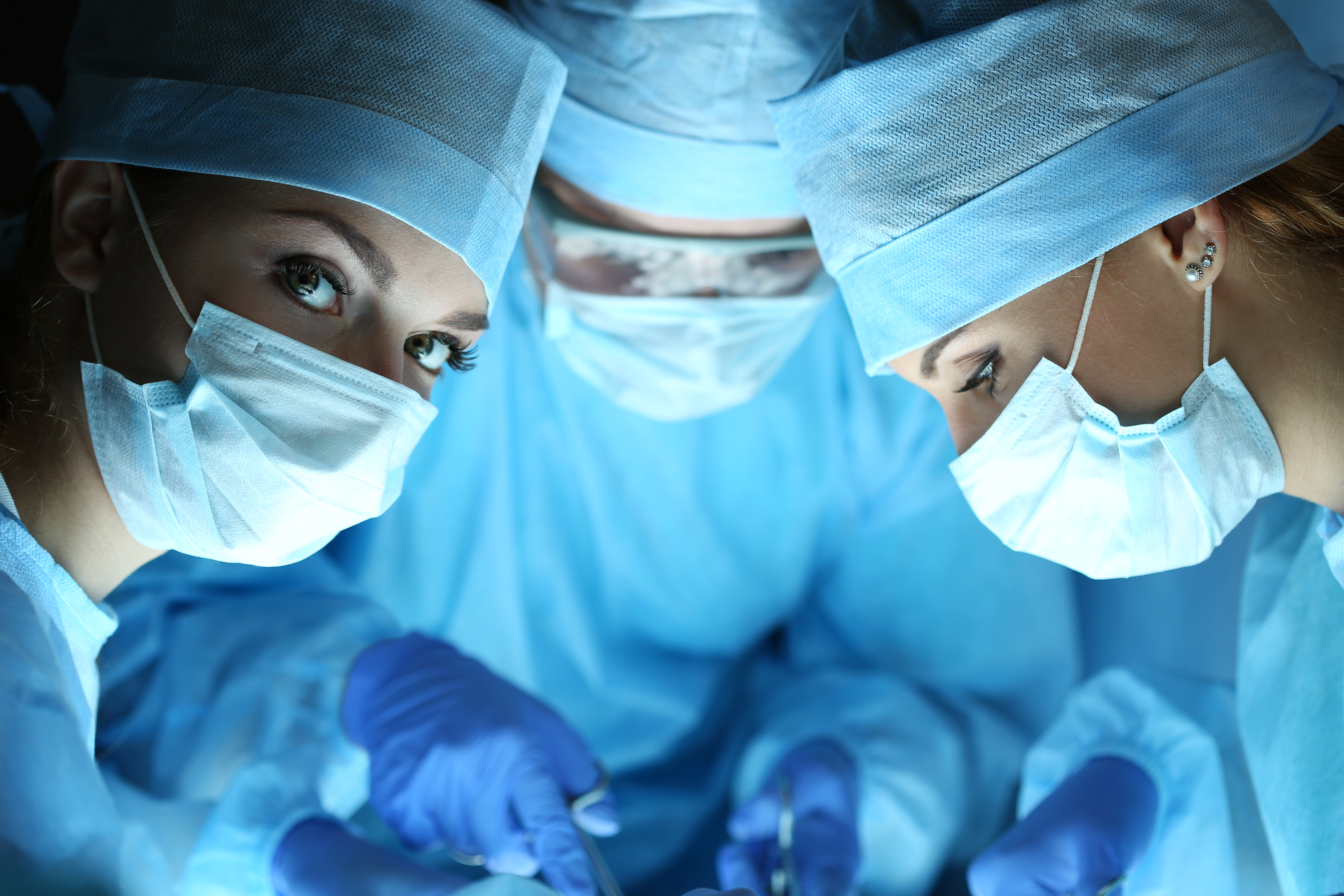 Газ во время операции. Операционная в хирургии. Девушка хирург в операционной. С днем операционной медсестры открытки.