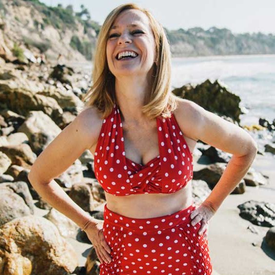kobieta na plaży, laughin w czerwonym bikini z białymi kropkami